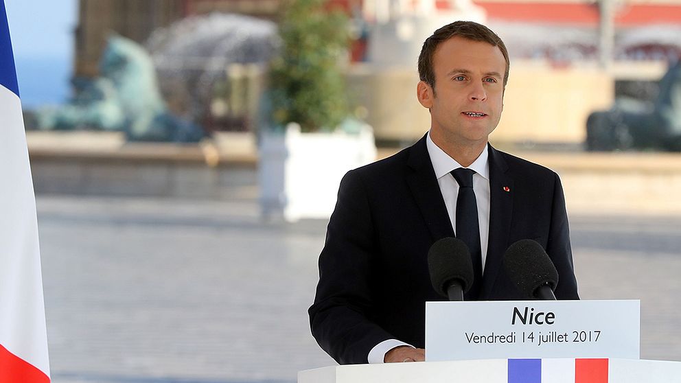 Emmanuel Macron håller tal i Nice.