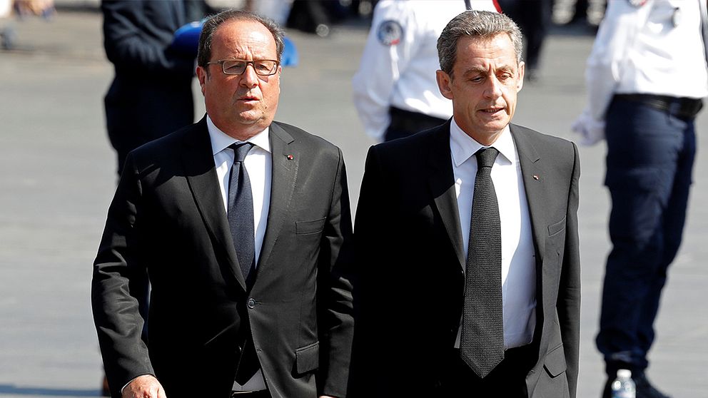 Tidigare presidenterna Francois Hollande och Nicolas Sarkozy går bredvid varandra.