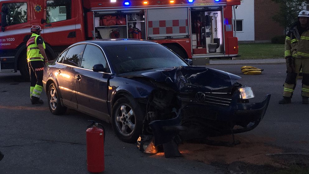 En bil som varit med i en olycka i Örebro