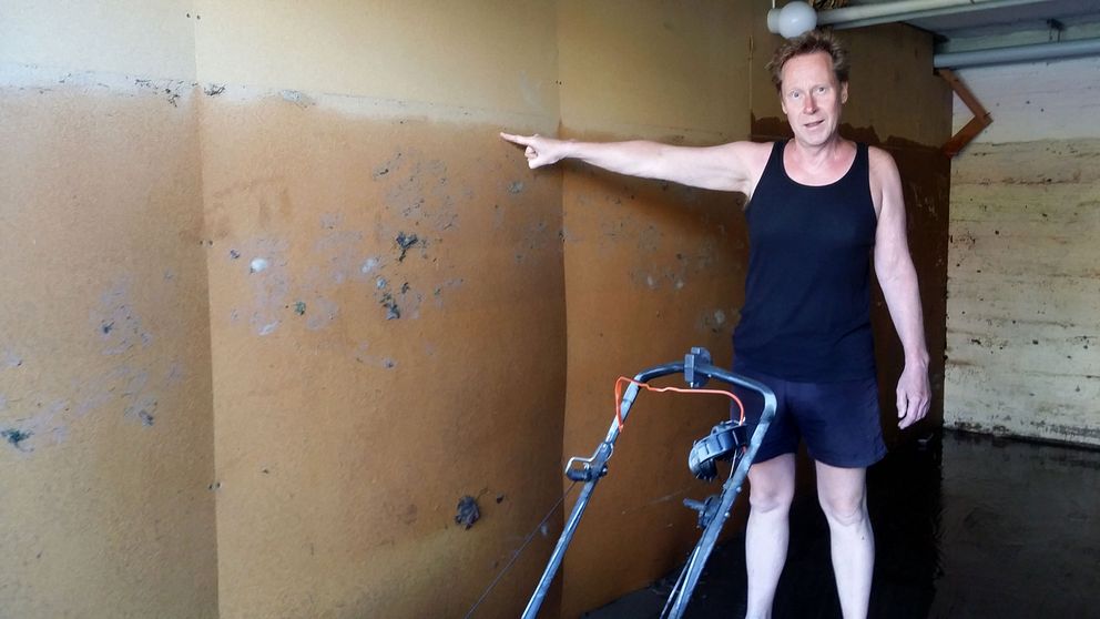 Hyresgästen Harry Nupponen är 1,78 centimeter lång. Efter morgonens vattenläcka steg vattnet till nästan så högt i garaget i huset där han bor.