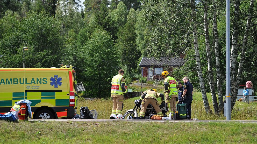 En motorcyklist tros vara allvarligt skadad efter en trafikolycka på E45:an i höjd med Edsvalla. 
– Det pågår hjärt-lungräddning på plats, säger Magnus Lundqvist vid räddningstjänsten.