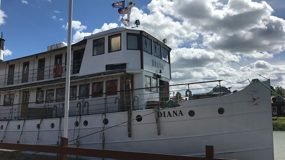 Vit klassisk kanalbåt M/S Diana vid kaj i Norsholm.