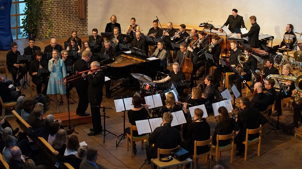 Orkester spelar blåsinstrument