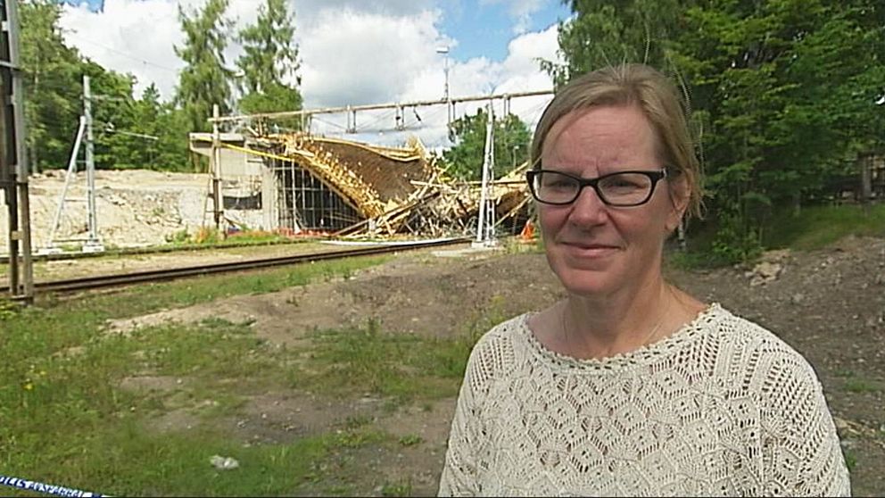 Kammaråklagare Charlotta Tanner står framför olycksplatsen i Ludvika.