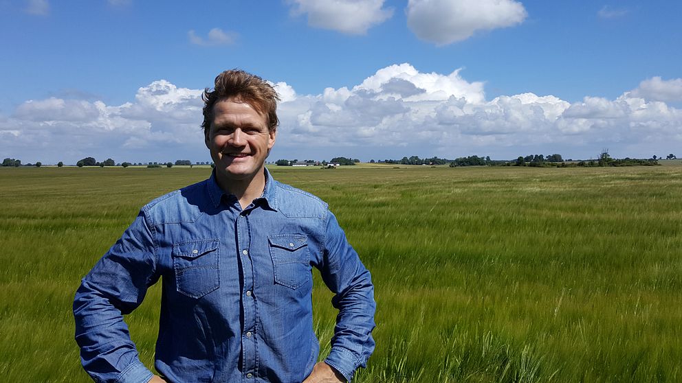 Lantbrukaren Erik O.R. Bengtsson framför ett kornfält.