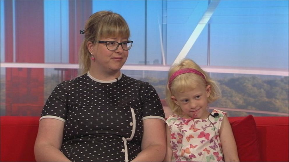 Ellenor och hennes mamma Cecilia blir intervjuade i SVT:s morgonsoffa