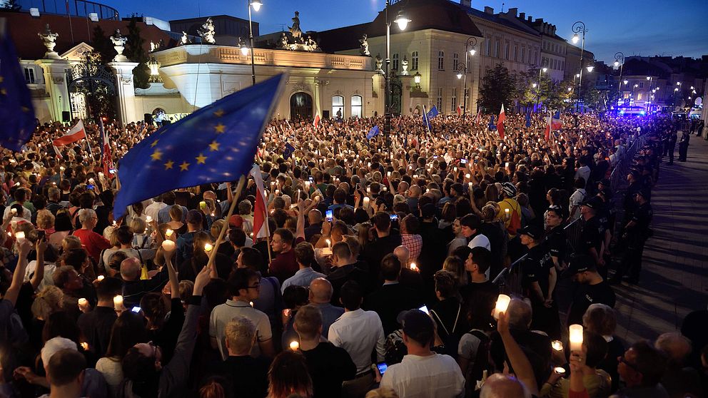 Demonstranter mot den nya rättsreformerna utanför det polska presidentpalatset under tisdagen.