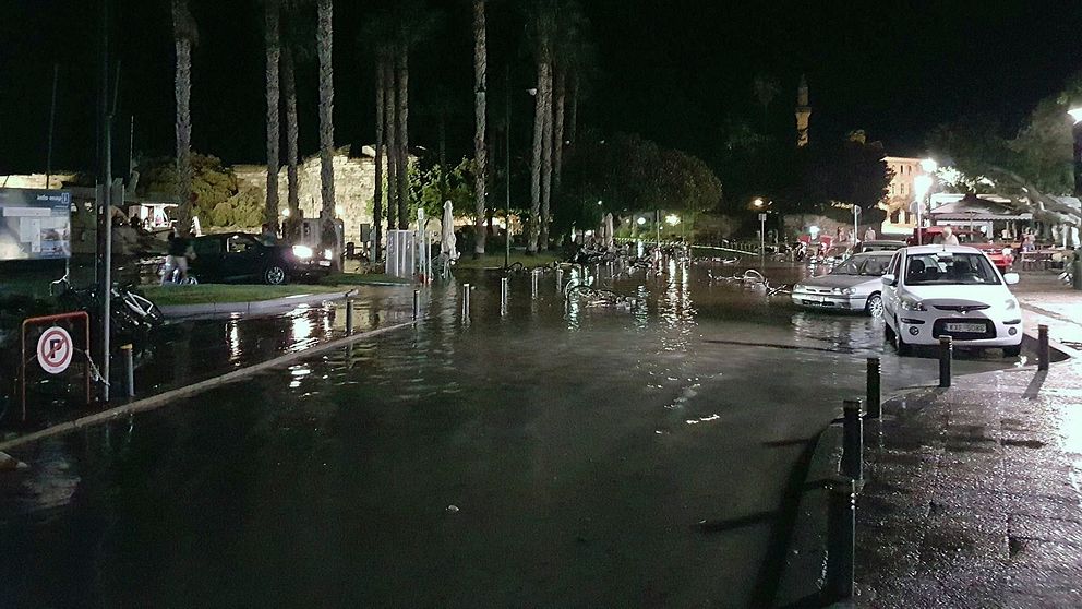 En översvämmad kustväg på ön Kos efter nattens jordskalv.