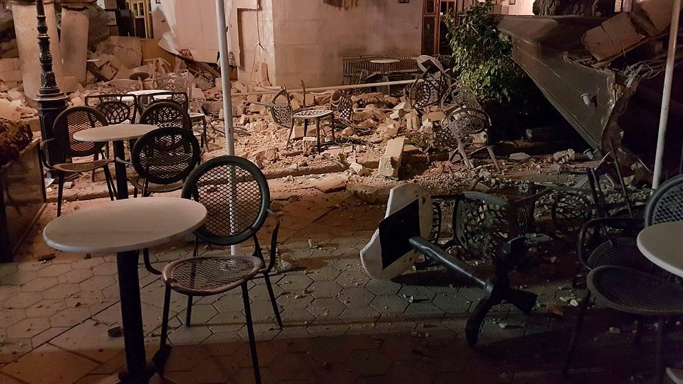 Så här såg det ut på Kos efter jordbävningen tidigt på fredagsmorgonen. Krossade utemöbler och stenar på gatorna.