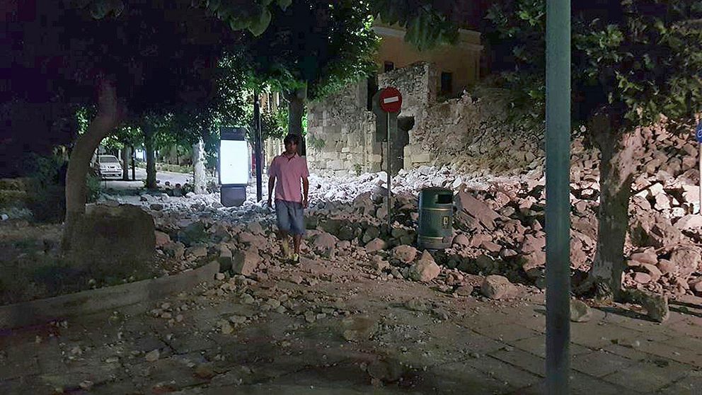 En man i förödelsen på Kos efter jordskalvet natten till fredag.