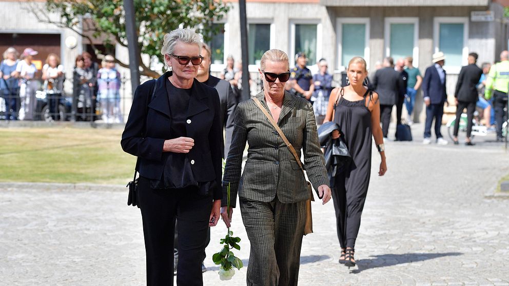 Eva Dahlgren och Efva Attling anländer till skådespelaren Michael Nyqvists begravning i Katarina kyrka på Södermalm i Stockholm.