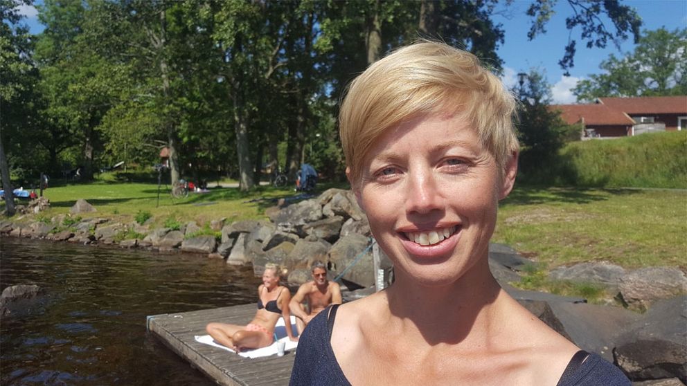 Docent i limnologi Emma Kritzberg försöker lösa gåtan med brunare sjöar