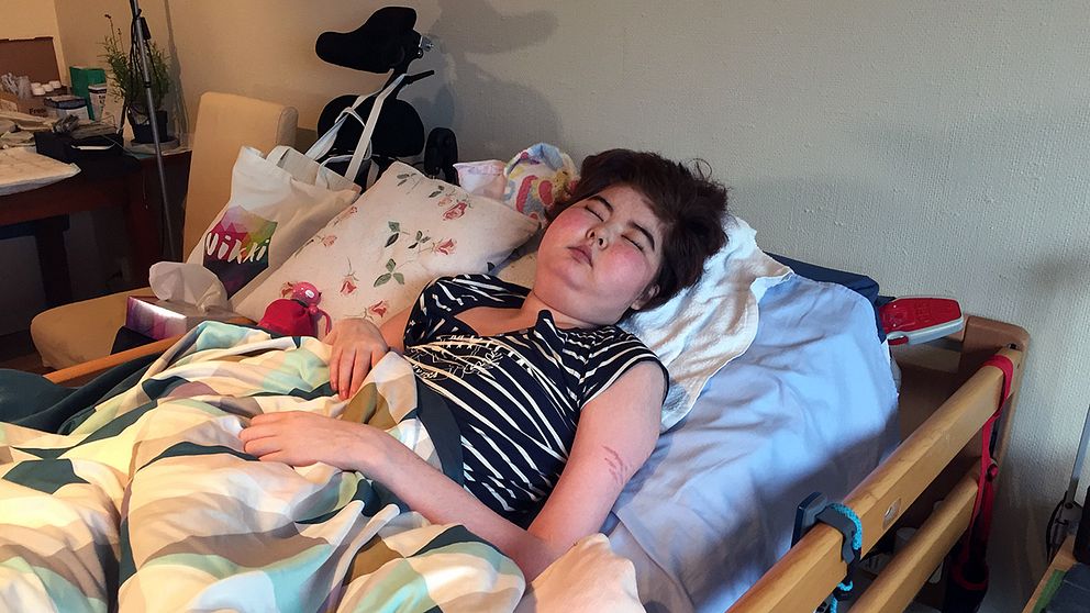 15-åriga Nikki är förlamad från midjan och neråt efter ett epileptiskt anfall.