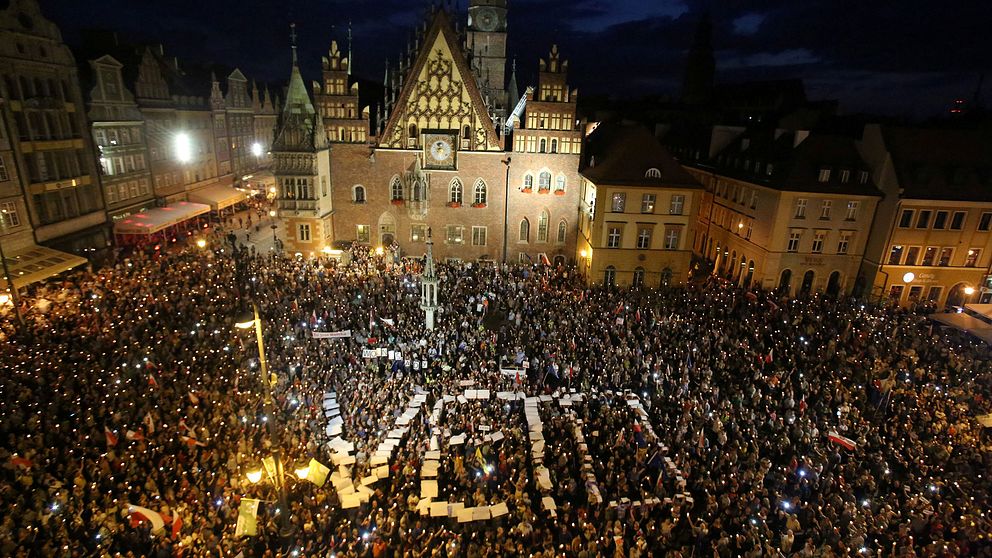 Demonstranter protesterar mot lagen i staden Wrocław under natten mot lördag.
