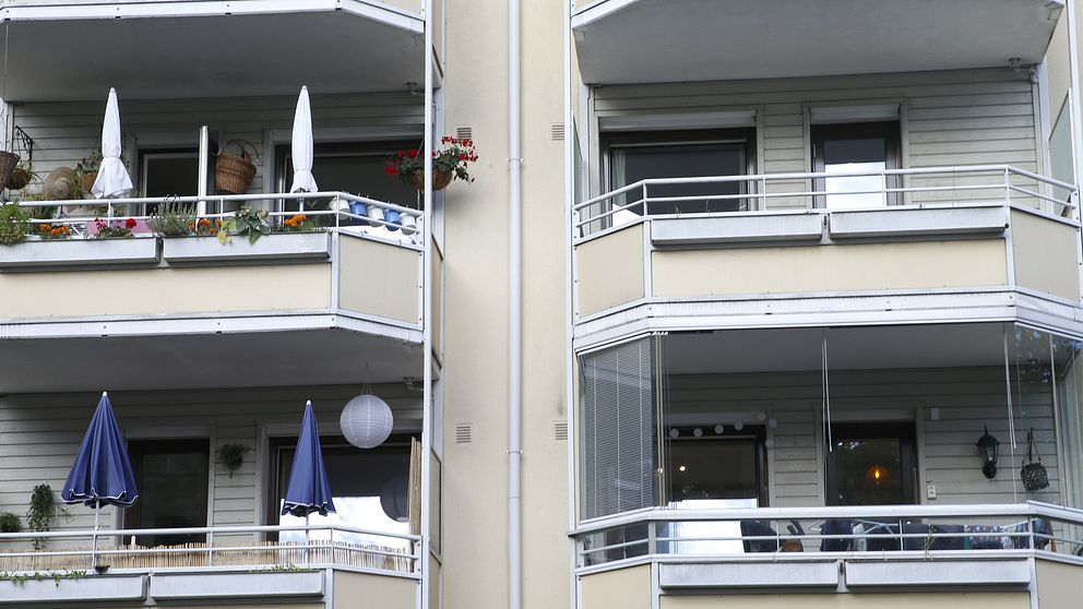 En bild på fyra balkonger