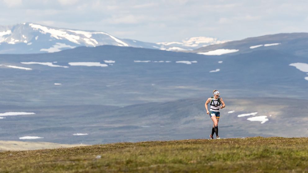 Ida Ingmarsdotter springer på ett kalfjäll.