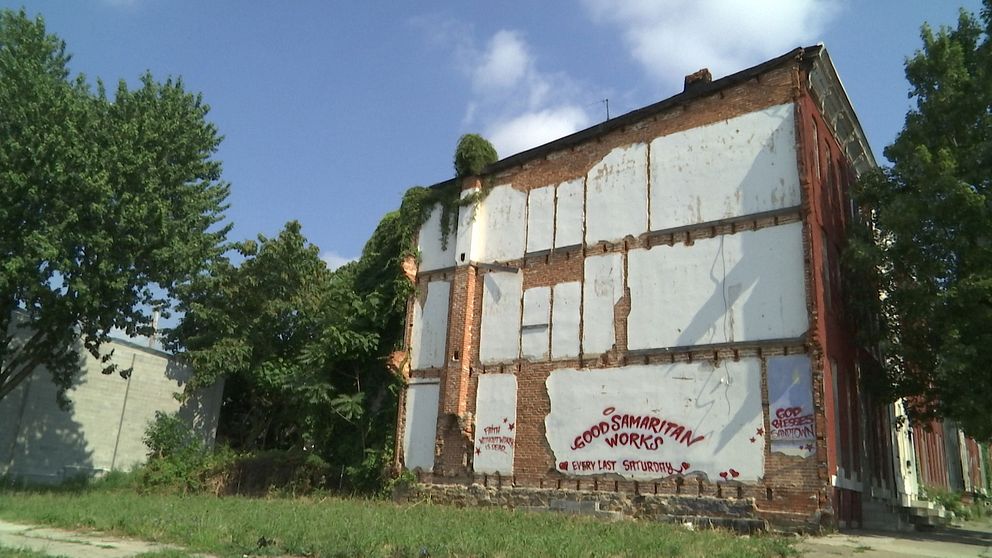Omkring 75.000 av industrijobben i Baltimore har försvunnit sedan 1990.