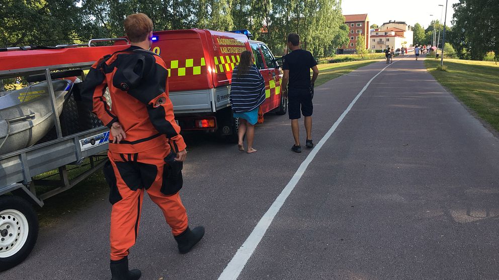 Den man som misstänks för vansinneskörningen på en gång- och cykelväg i centrala Karlstad under lördagen har nu anhållits. Han misstänks för försök till grov misshandel, grov vårdslöshet i trafik och grovt rattfylleri.
–Vi kommer att höra vittnen under dagen, säger Urban Ståhl på polisens krimjour.