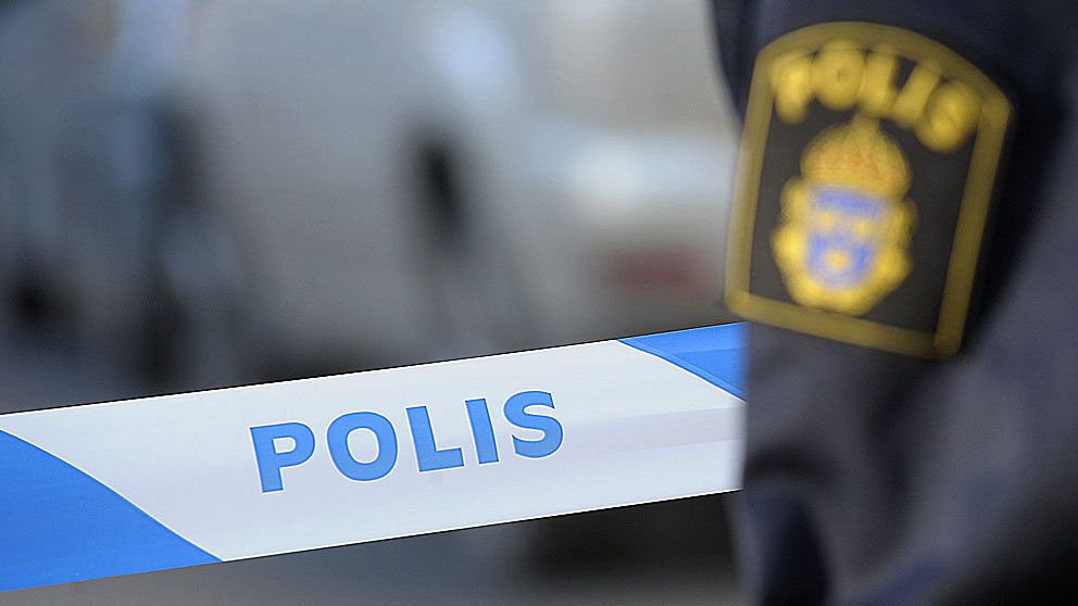 En polisanmälan om misstänkt jaktbrott har upprättats efter att en man upptäckt olovligt utplacerade viltsnaror i ett skosparti i Segmon.