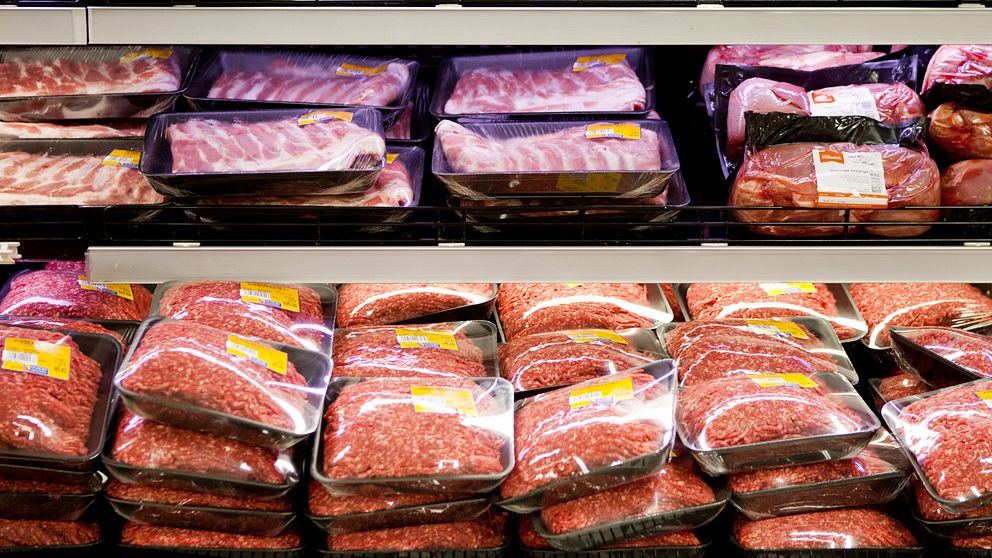 Förpackningar med köttfärs i en butik