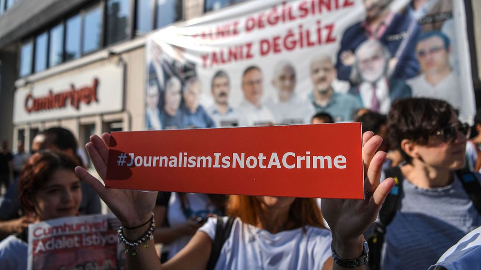 Demonstranter samlades utanför domstolbyggnaden i Istanbul, för att protestera mot rättegången mot journalister och anställda vid tidningen Cumhuriyet.