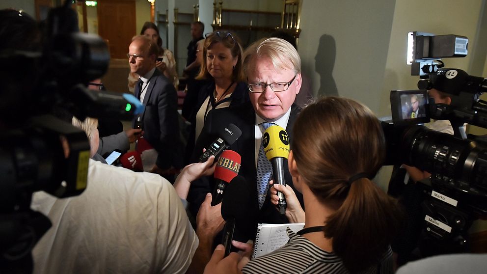 Försvarsminister Peter Hultqvist (S) ger en kommentar efter försvarsutskottets möte angående turerna kring Transportstyrelsens IT-upphandling, i Riksdagen.