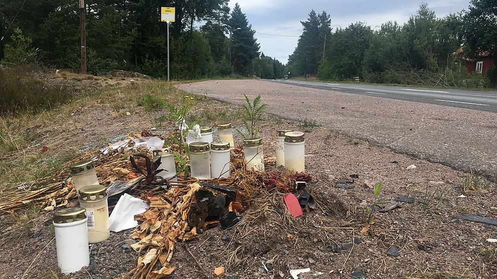 Bild på den plats där en trafikolycka ägde rum i Skrika i Mönsterås kommun 2017. På olycksplatsen har folk ställt ut gravljus och blommor.