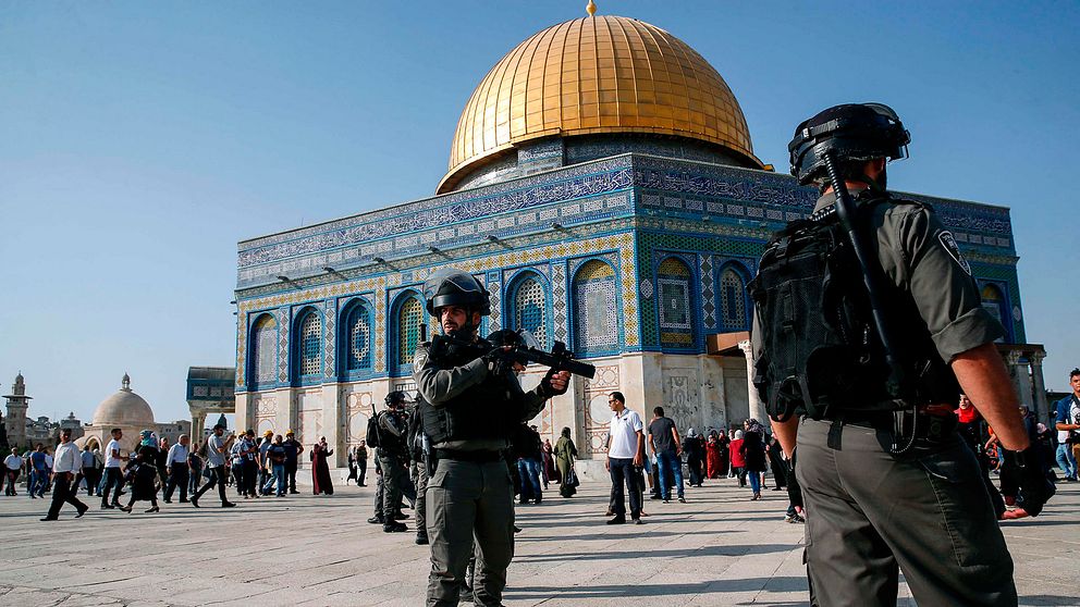 Israeliska säkerhetsstyrkor framför Klippdomen på Tempelberget i Jerusalem.