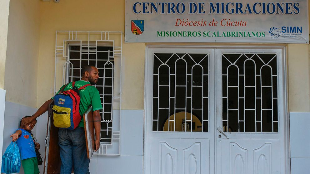 En venezolansk man och hans son väntar på mat utanför kyrkans migrationscenter i Cúcuta, Colombia.