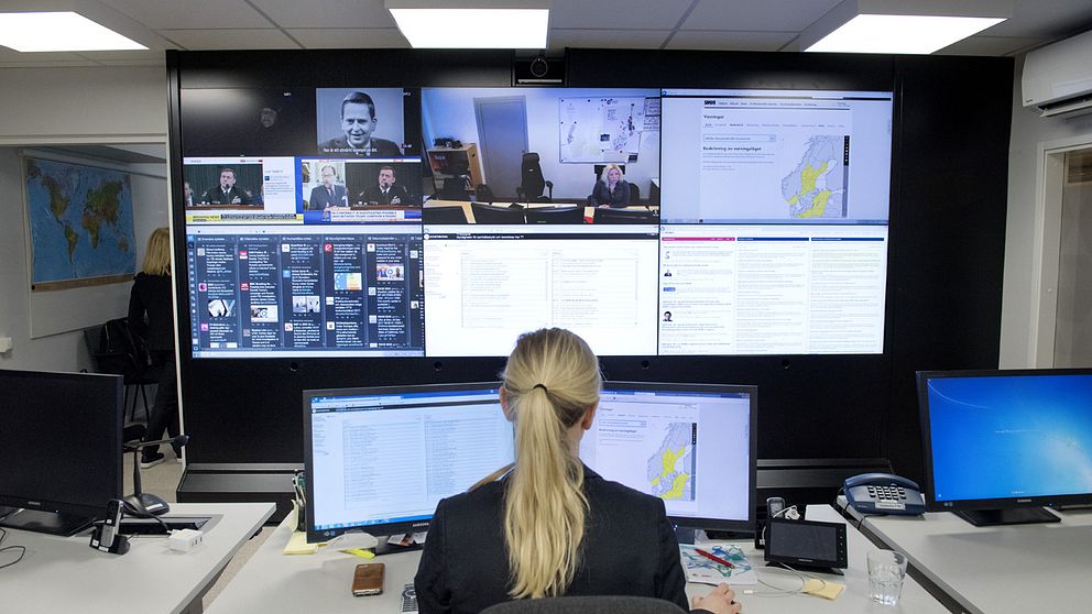 En kvinna övervakar skärmar på MSB, myndigheten för samhällsskydd och beredskap, på kontoret i centrala Stockholm.