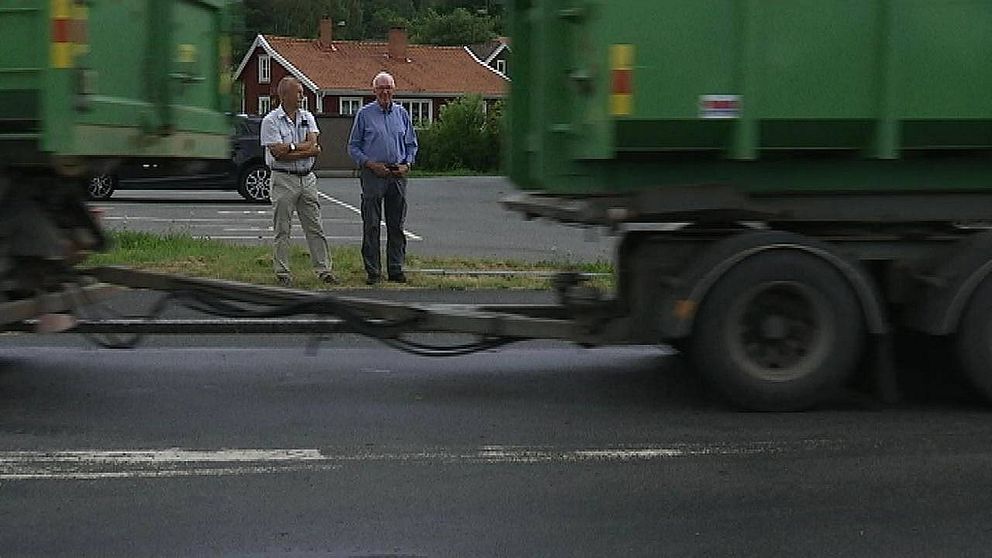 Conny Andersson och lastbil som kör genom Tenhult