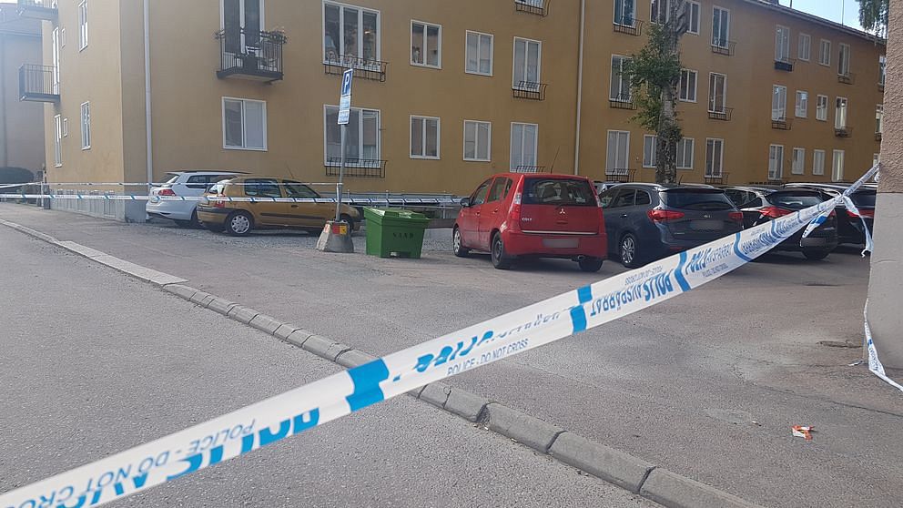 När polisen kom till platsen fanns ingen skadad på plats. Men en stund senare inkom personen till akutmottagningen i Västerås.