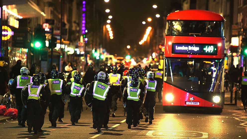 Poliser stormar gator i centrala London.