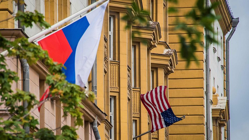 Den ryska och den amerikanska flaggan vajar på USA:s ambassad i Moskva.