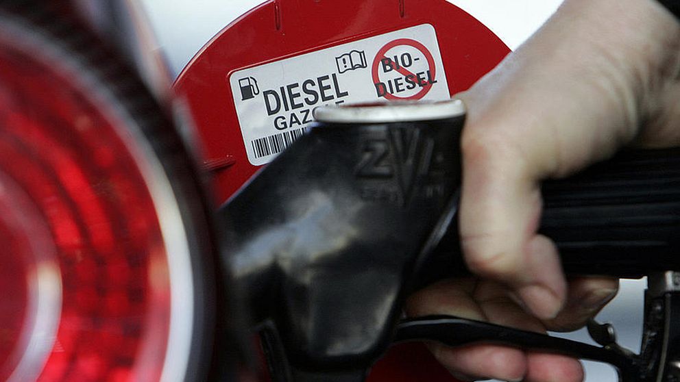 Tyska politiker vill tvinga bilindustrin att bättre rena dieselbränslet.