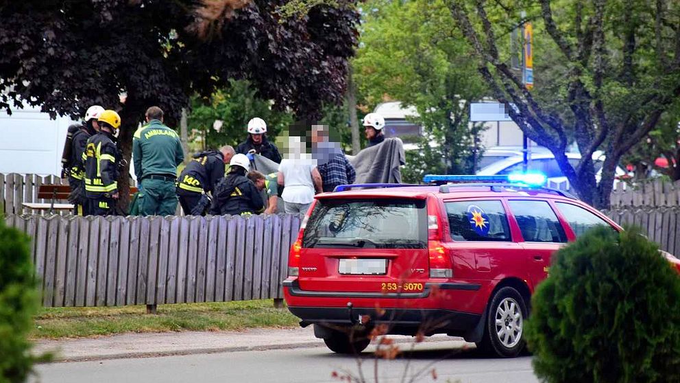 En kvinna i Skara började brinna och skadades allvarligt när hon skulle slänga sopor