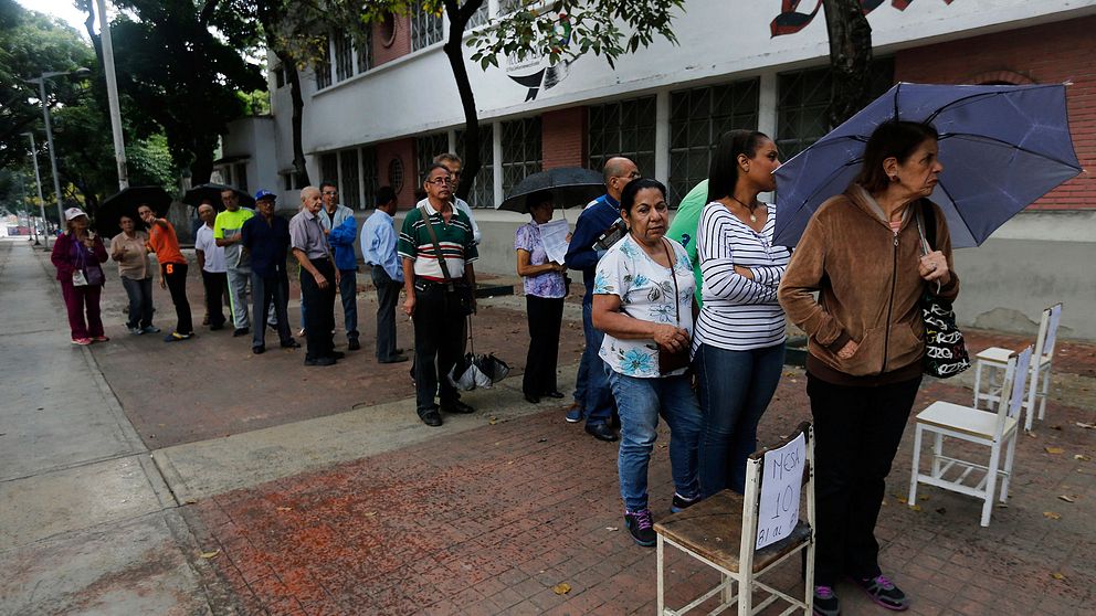 Personer som väntar på att få rösta utanför en röstningslokal i Caracas.
