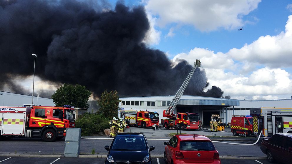 Brandbilar utanför industribranden.