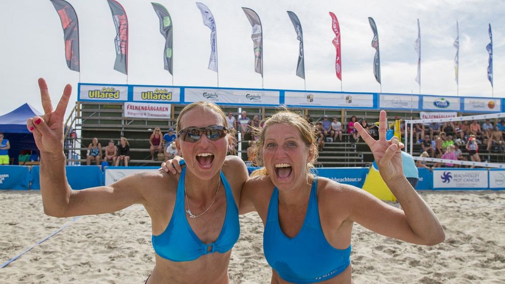 Ewa Kalinowska (till vänster) och Jessica Sandberg var sprudlande glada efter vinsten.