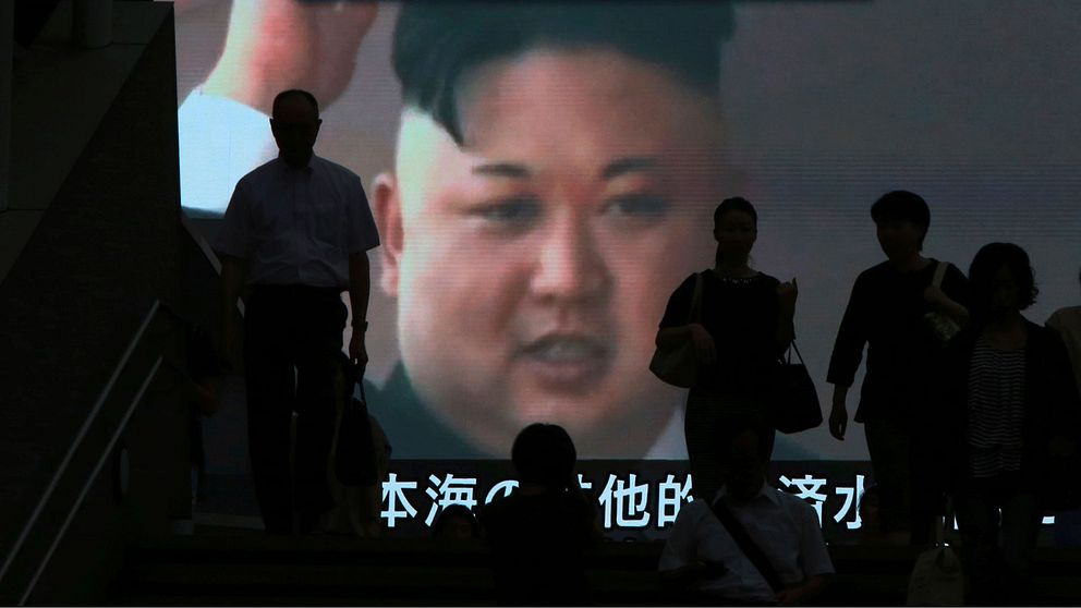 Tokyobor framför skärm med Kim Jong Un