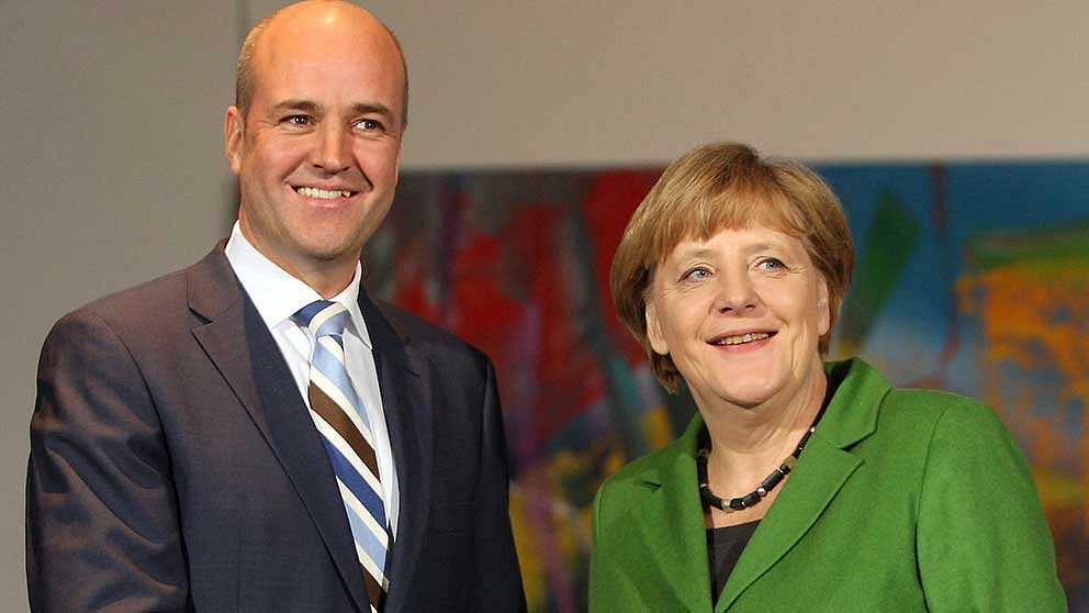 Fredrik Reinfeldt och Angela Merkel varandra upp i dagen.