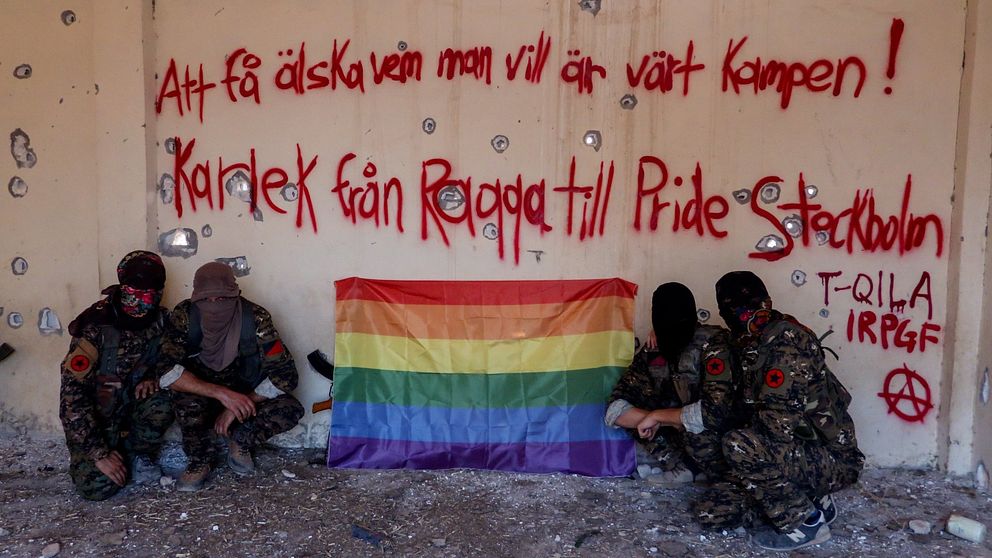 ”Att få älska vem man vill är värt kampen! Kärlek från Raqqa till Pride Stockholm” skriver gruppen TQILA.