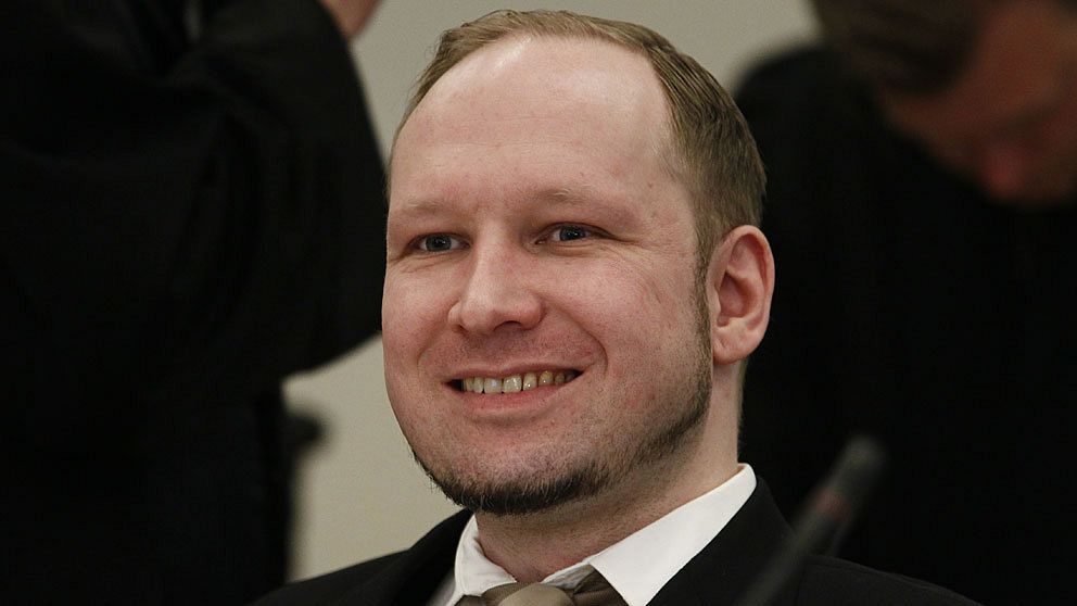 Anders Behring Breivik ler i rättssalen.