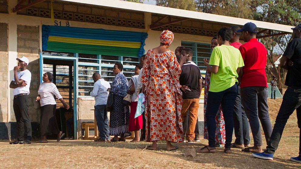 Rwandier köar för att rösta i presidentvalet utanför en vallokal i huvudstaden Kigali.