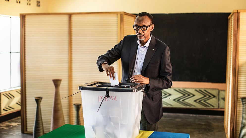 Rwandas president Paul Kagame lägger sin röst.