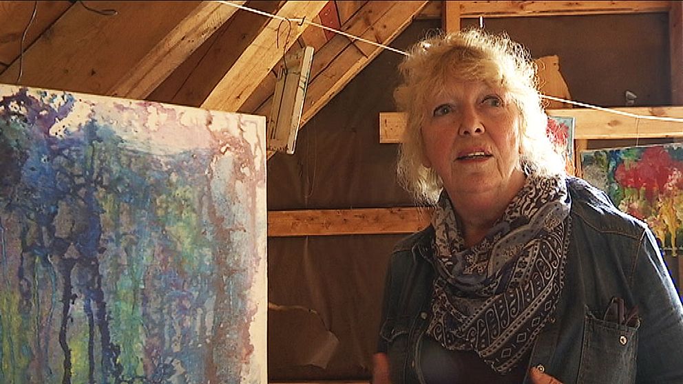 Margaretha Lindblom ställer ut naturskildringar målade i tusch, akryl och olja.