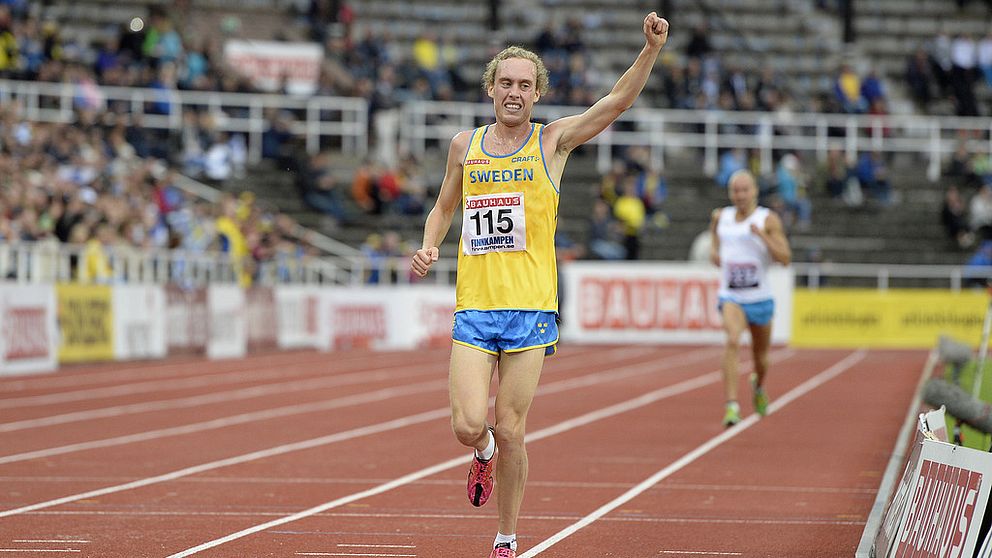 Mikael Ekvall vinner 10000 m under Finnkampen på Stockholm Stadion 2015.