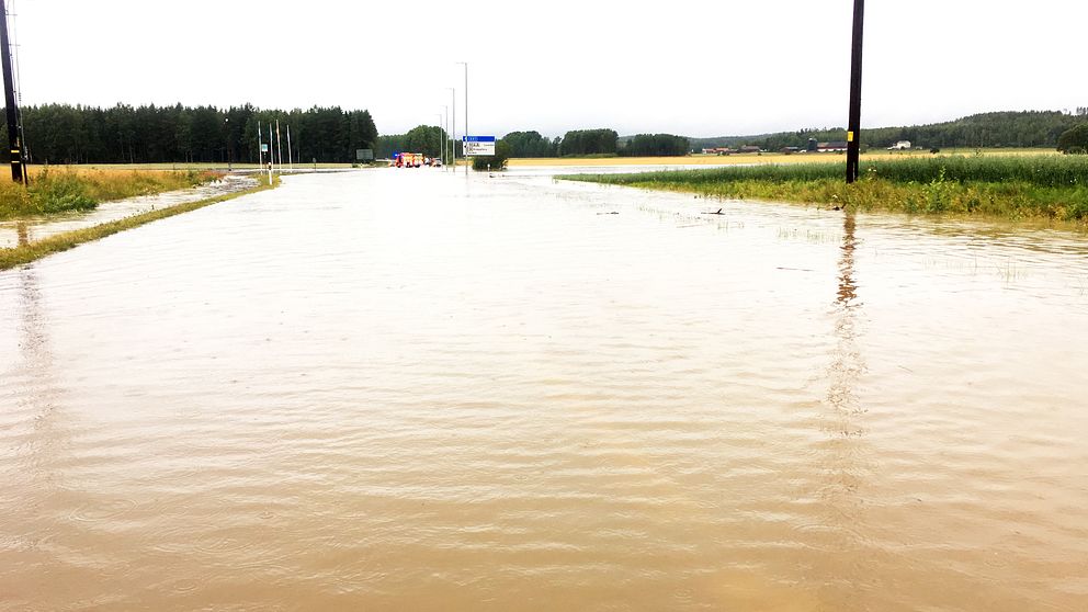 Översvämmad väg i Bjurtjärn i Storfors kommun