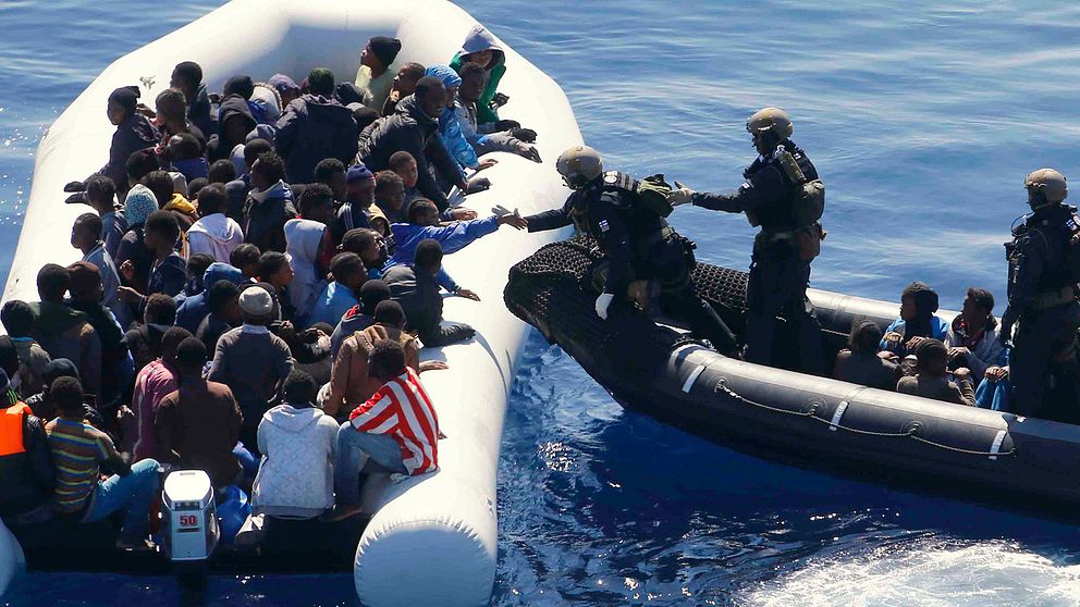 Tyska marinsoldater i EU-insatsen operation Sophia närmar sig en båt med migranter utanför Libyens kust.
