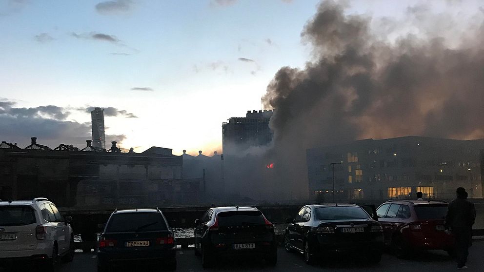 Tjock rök bolmar upp från branden i Västra hamnen i Malmö.